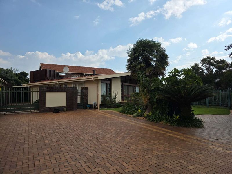 A True Gem in Horison Park with Residential and Business rights. - Photo 5