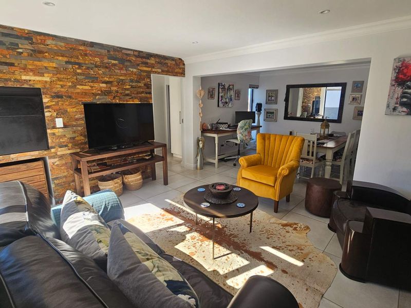 Spacious 2-bedroom haven: Perfect for retirees & holidaymakers - Photo 4