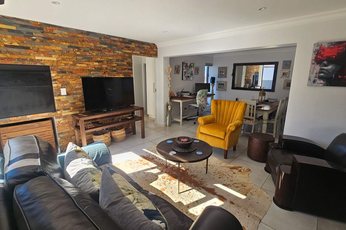 Spacious 2-bedroom haven: Perfect for retirees & holidaymakers - Photo 4