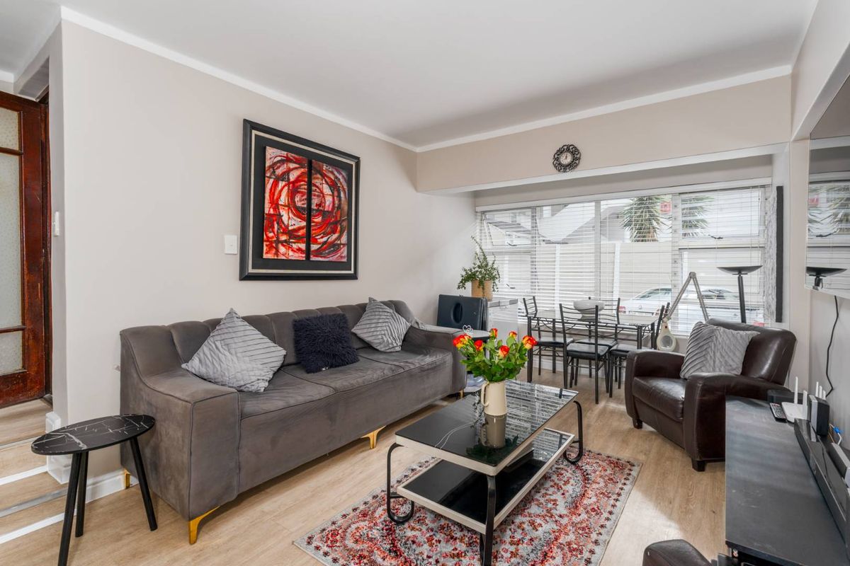 BRIGHT, SPACIOUS, MODERN AND CONVENIENT - Photo 3