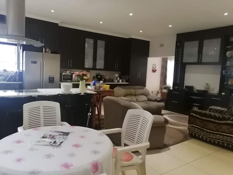 Family home with stunning kitchen and open plan living areas - Photo 9