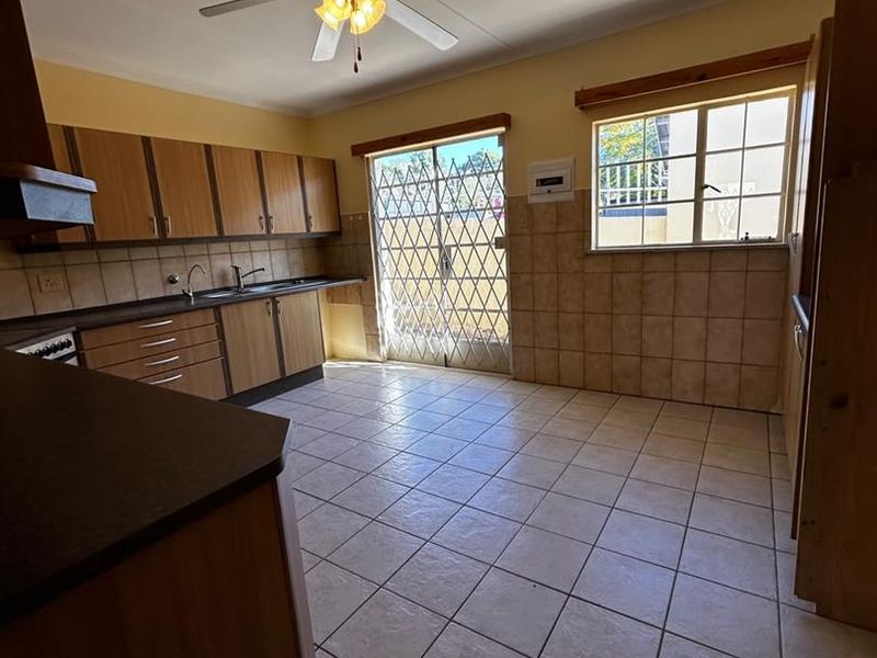 Bright, spacious and neatly kept home situated in the heart of Klein Windhoek. - Photo 4