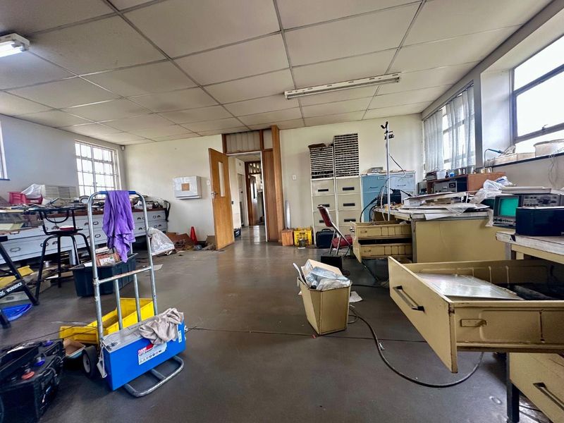 Prime Industrial Property with Office & Workshop Space For Sale in Driehoek, Germiston. - Photo 10