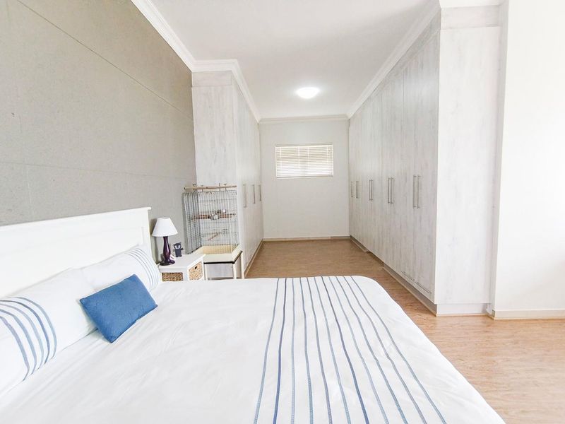 Spacious 4 Bedroom Family Home Within Walking Distance to the Beach - Mile 4, Ext 1 - Photo 4