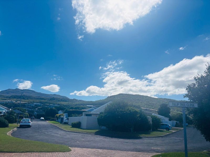 Charming 3 Bedroom Home in a lovely Neighbourhood - Photo 5