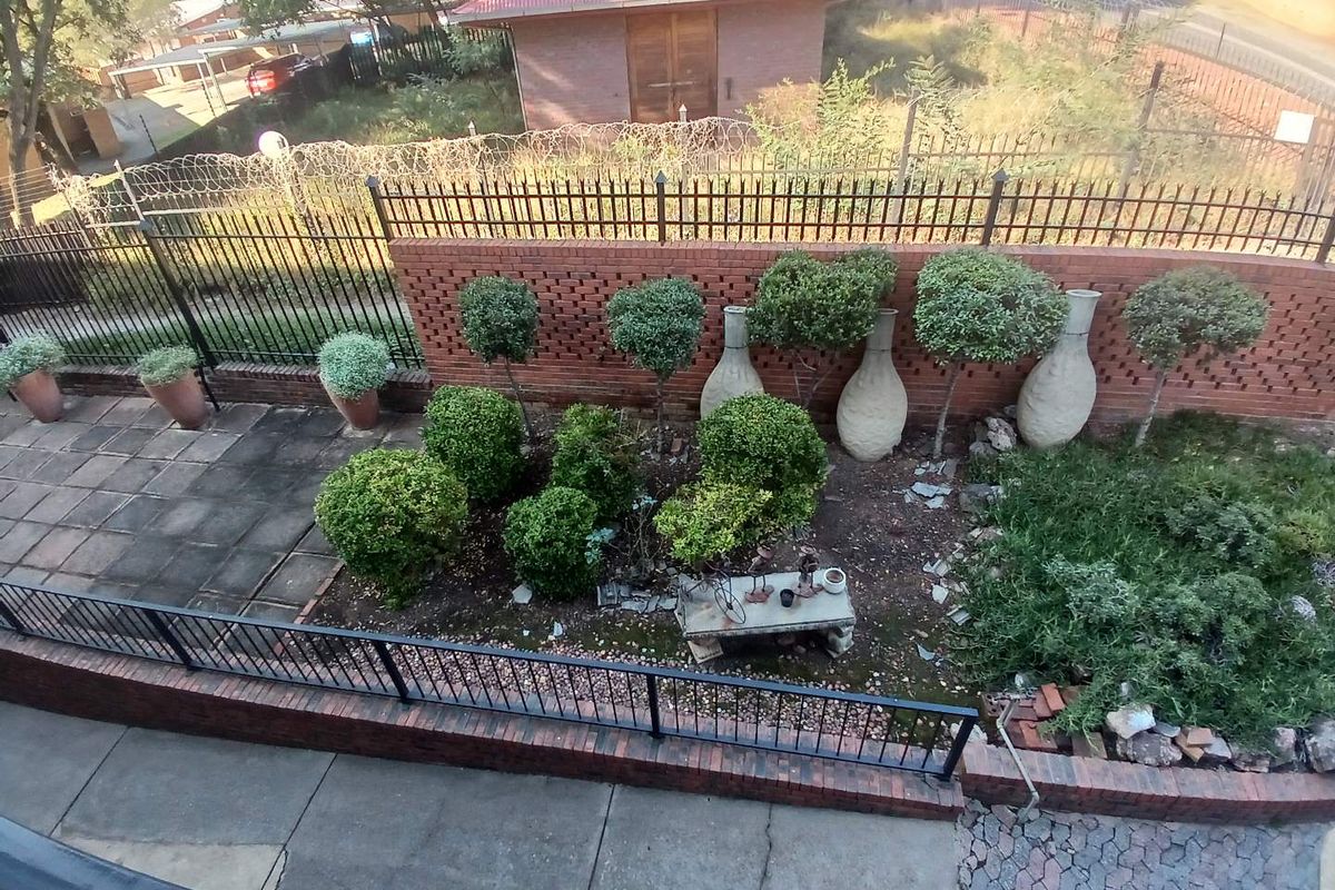 2 Bedroom to rent in Groenkloof - Photo 5