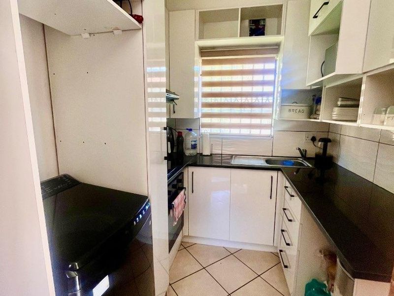 Dawn Park Town house - Photo 4