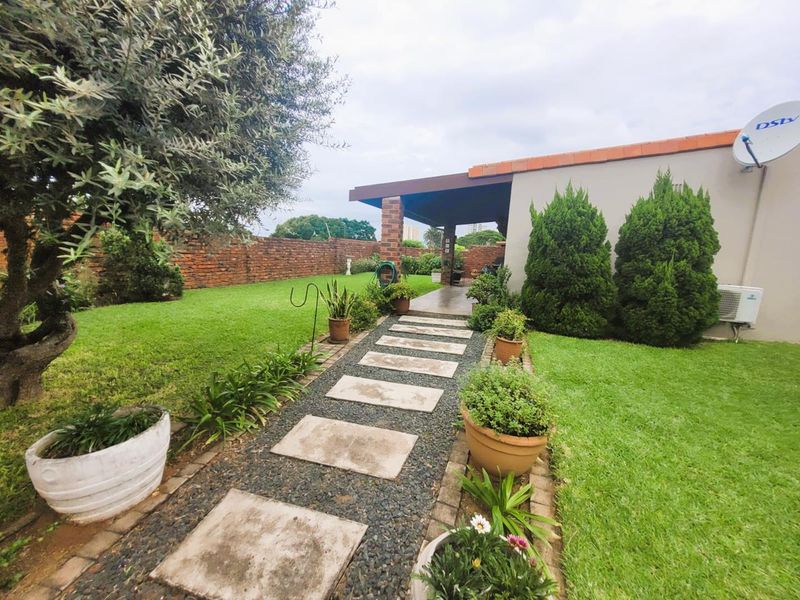 **Stepless - Charming, Spacious Corner Simplex with Extra Parking ** - Photo 3