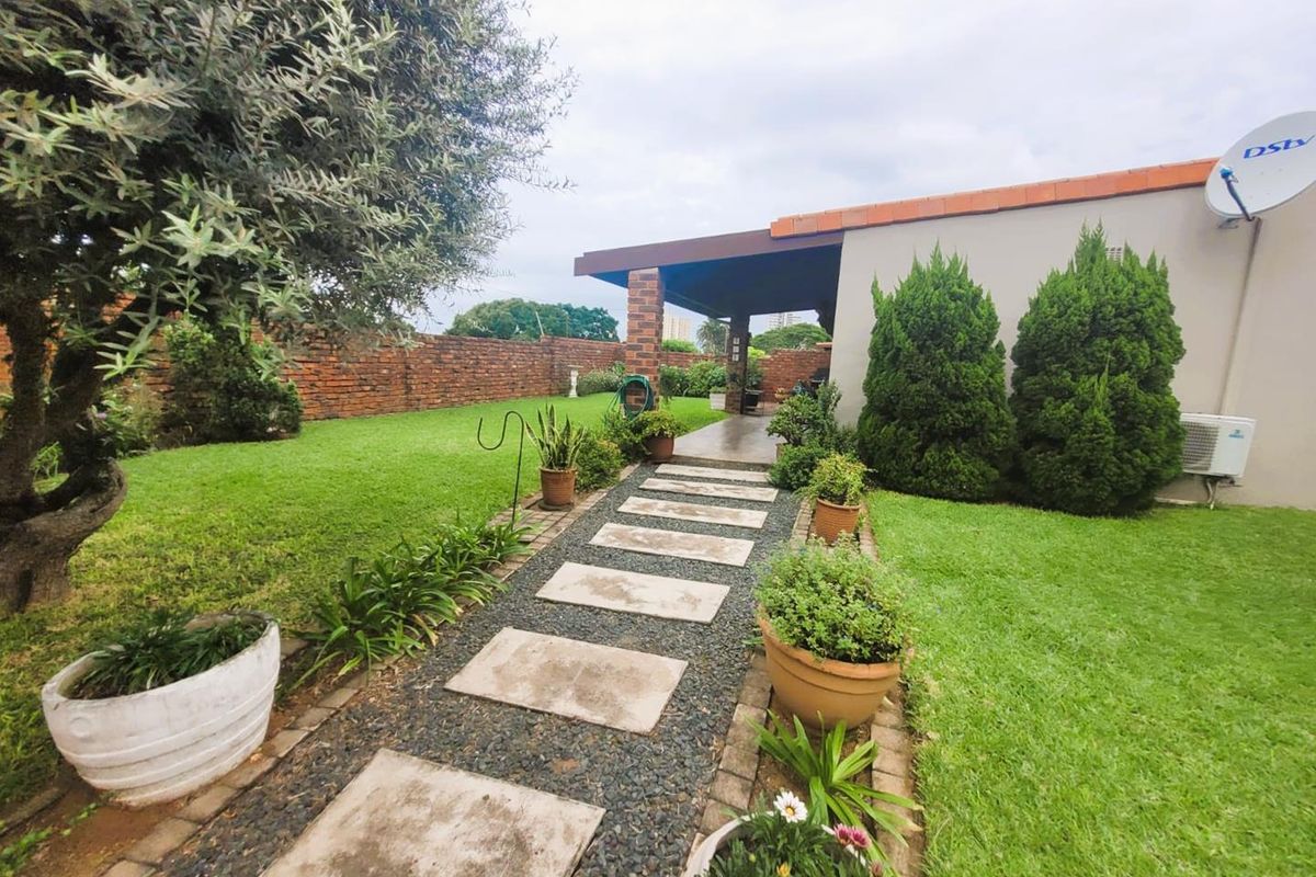 **Stepless - Charming, Spacious Corner Simplex with Extra Parking ** - Photo 3