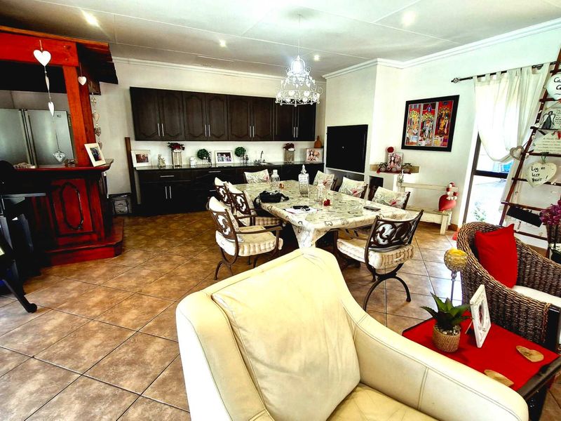 IMMACULATE & EXCEPTIONALLY SPACIOUS FAMILY HOME - Photo 5