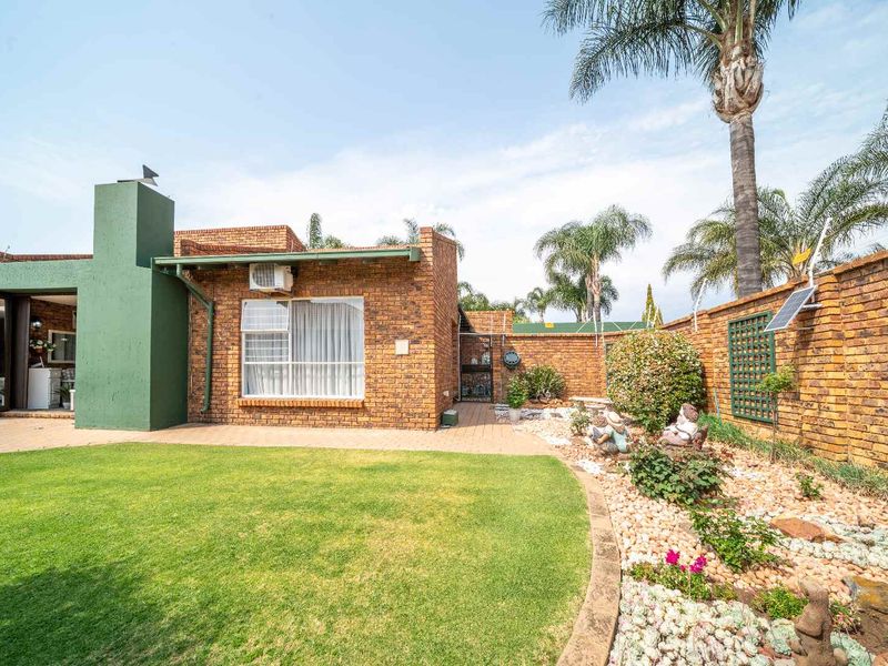 Spacious Sun-Filled 3 Bed, 3.5 Bath Cluster in Beyers Park - Photo 10