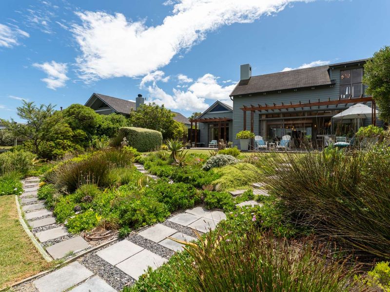 A Unique and bespoke haven of tranquility which is perfectly poised in a wind free position to deliver an unparallelled lifestyle beyond all imagination - Photo 2