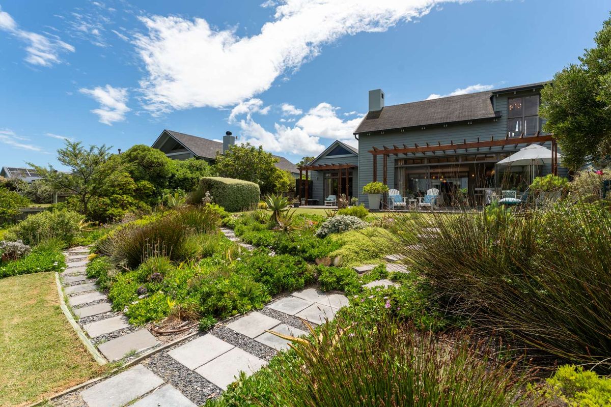 A Unique and bespoke haven of tranquility which is perfectly poised in a wind free position to deliver an unparallelled lifestyle beyond all imagination - Photo 2