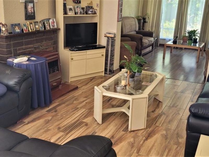 Brackendowns Elegant Family Home - Photo 3