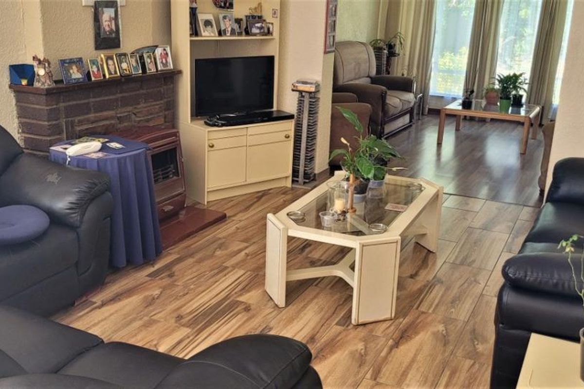 Brackendowns Elegant Family Home - Photo 3