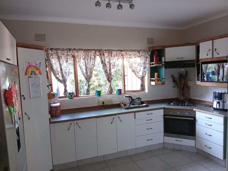 Spacious 3-Bedroom Family Home For Sale with Pool, Entertainment Area & Greenbelt Views - Photo 4