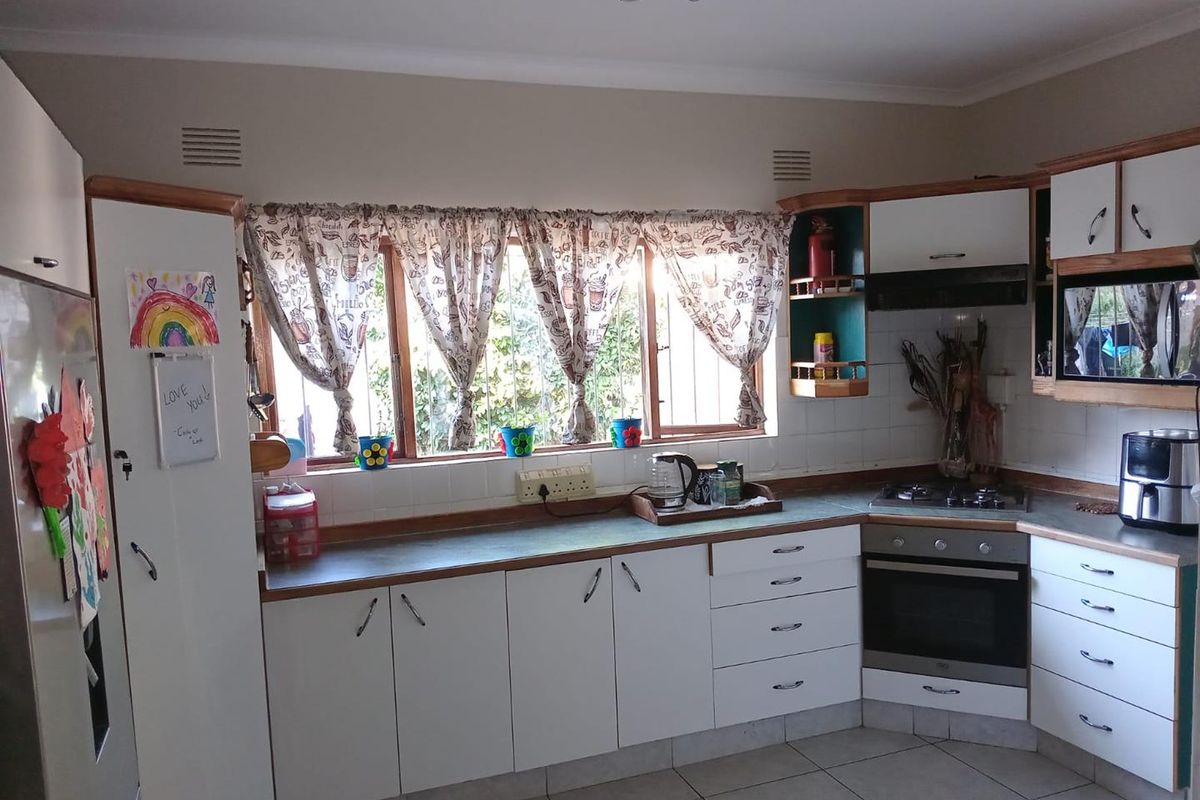 Spacious 3-Bedroom Family Home For Sale with Pool, Entertainment Area & Greenbelt Views - Photo 4