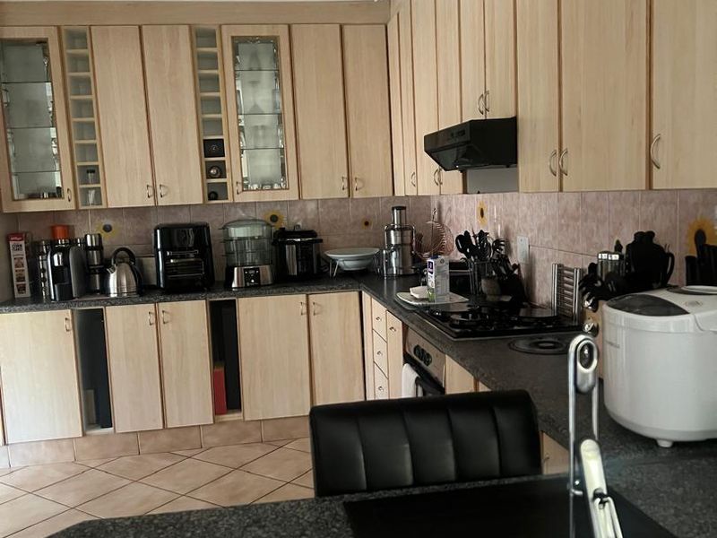 Secure Dorado Park Property with Pool & Double Garage - Photo 2