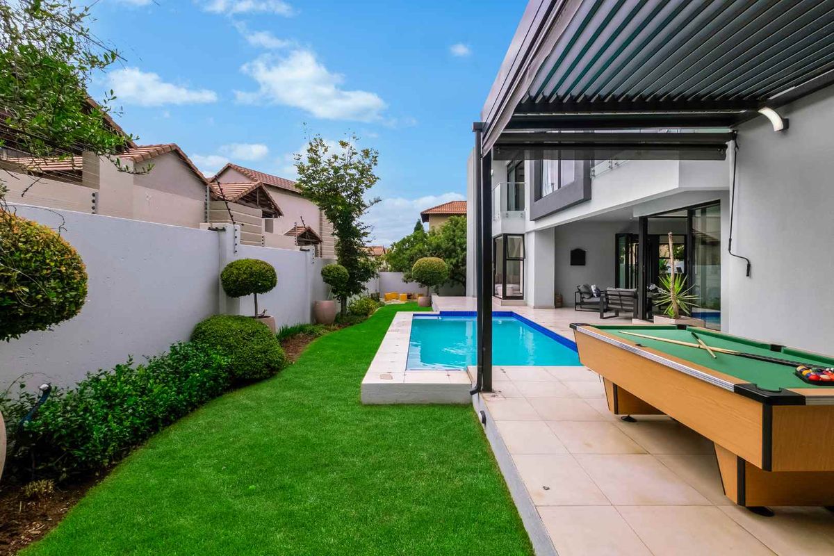 A STRIKING AND SOPHISTICATED MODERN CONTEMPORARY MASTERPIECE, IN A SOUGHT AFTER QUIET AND SERENE ESTATE - Photo 2