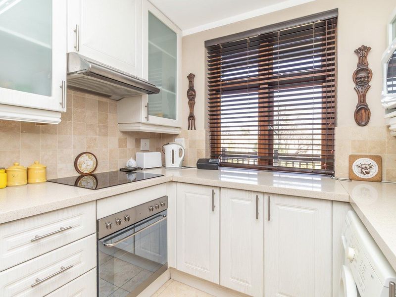 Stylish first floor apartment with expansive patio - Photo 7