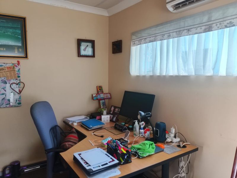 3 Bedroom home with 3 garages - Photo 8