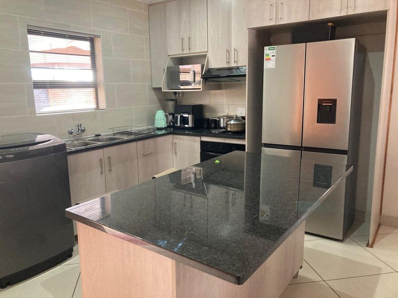 Your Dream Home: Elegant, Functional & Move-In Ready - Photo 4