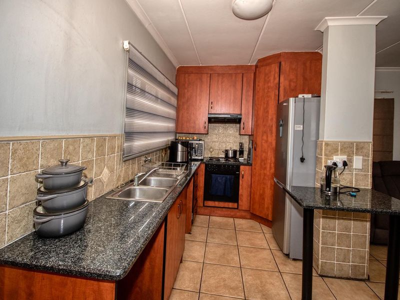 3 Bedroom Meyersig duplex for sale! - Photo 4