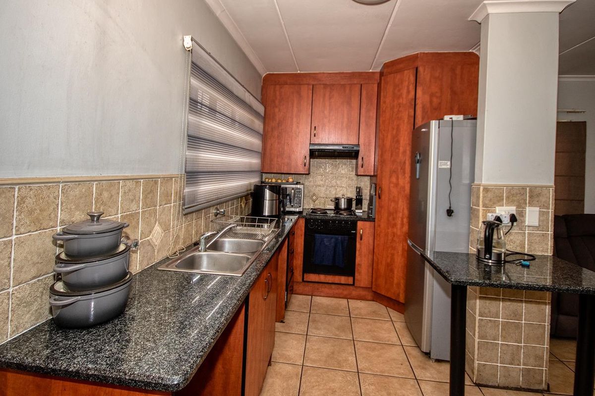 3 Bedroom Meyersig duplex for sale! - Photo 4