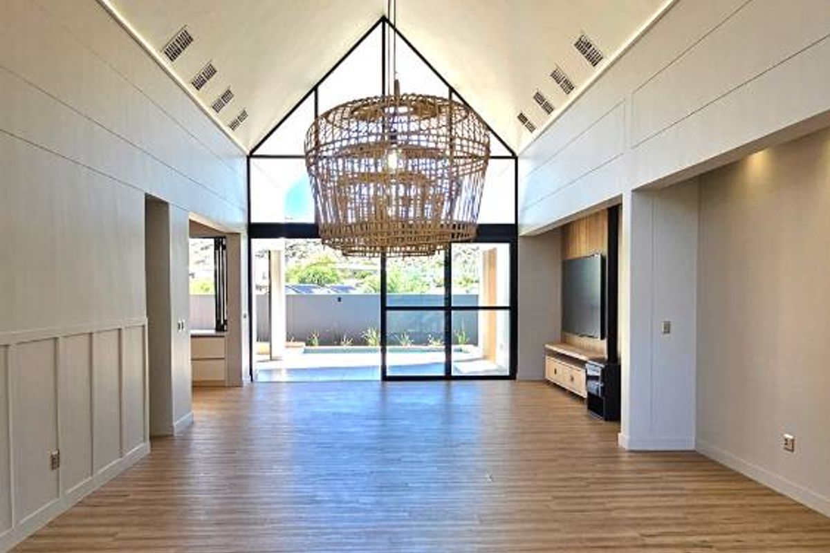 Modern Elegance: Stunning New 3-Bed Home with Pool - Photo 5