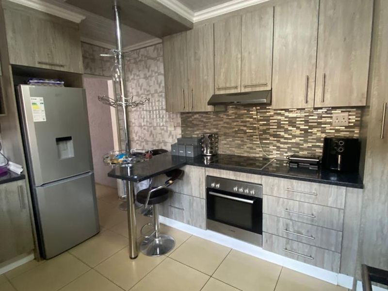 Three bedroom home for sale - Photo 6