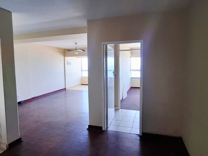 **Charming Apartment for Rent in Prestigious Blue Chip Building** - Photo 3