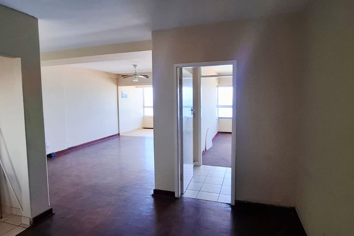 **Charming Apartment for Rent in Prestigious Blue Chip Building** - Photo 3