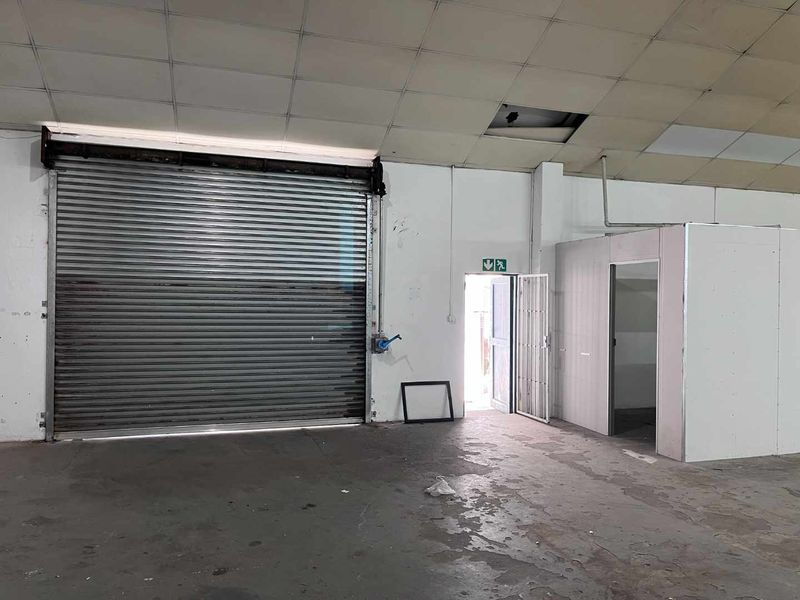 Exclusive Marine Drive Entry: Versatile Warehouse Space - Photo 6