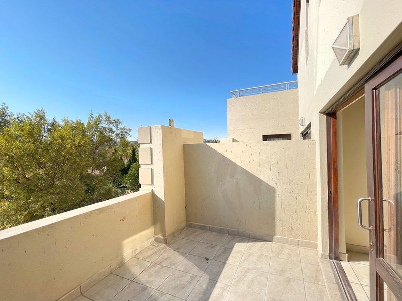 Charming 2 Bedroom Loft Apartment in Secure Complex - Photo 10