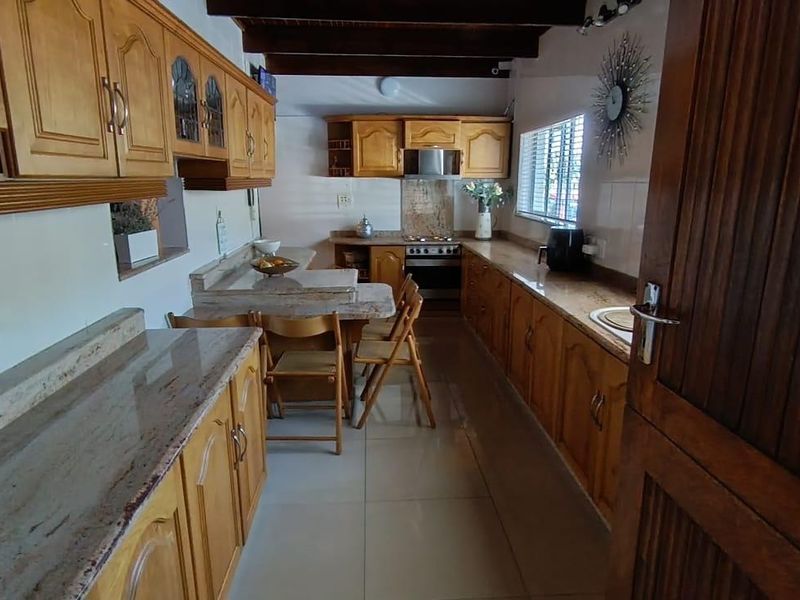 5 Bedroom House for sale in Silverglen - Photo 8