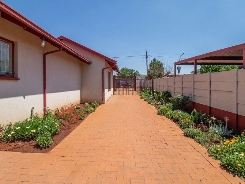 Security & Serenity at its best! Immaculate 3 Bedroom home - Photo 5