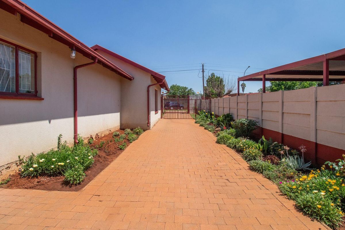 Security & Serenity at its best! Immaculate 3 Bedroom home - Photo 5