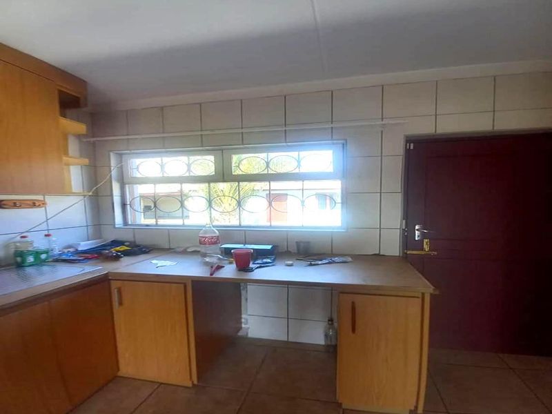 Renovation/Fixer-upper Opportunity  - well located - Prime Vineta - Photo 4