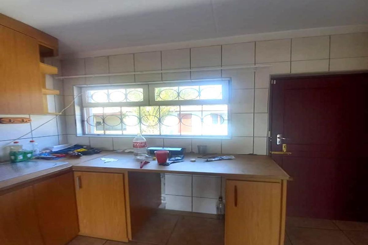 Renovation/Fixer-upper Opportunity  - well located - Prime Vineta - Photo 4