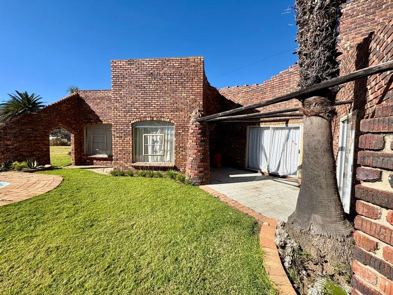 Four Bedroom Modern Spacious Family Home with Swimming pool in Heilbron - Photo 4