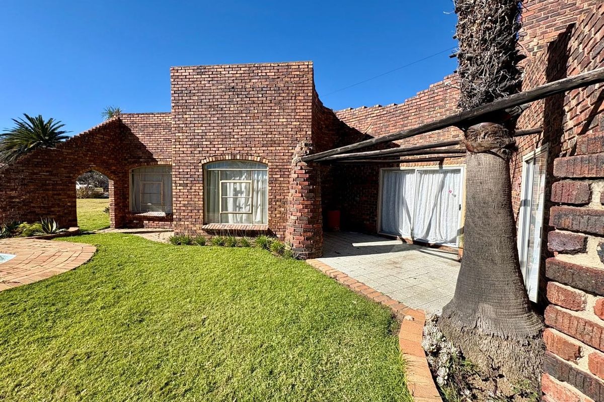 Four Bedroom Modern Spacious Family Home with Swimming pool in Heilbron - Photo 4