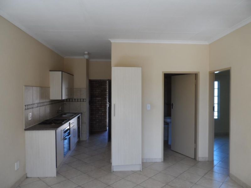 2 BEDROOM FLAT TO RENT IN CAPITAL PARK - Photo 4
