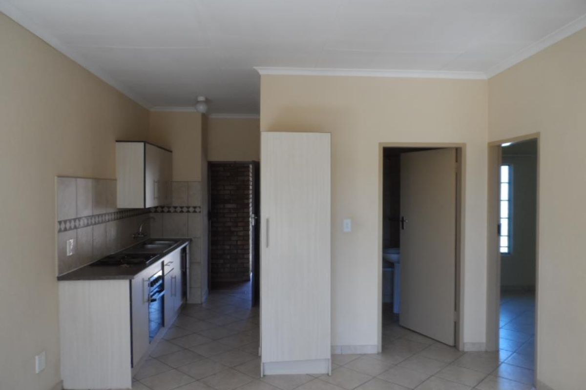 2 BEDROOM FLAT TO RENT IN CAPITAL PARK - Photo 4