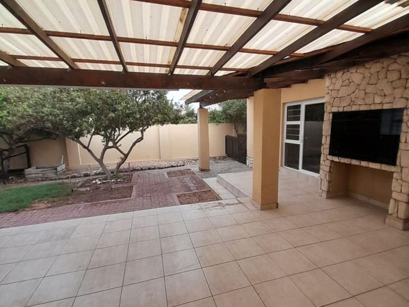 SPACIOUS FAMILY HOUSE AT ROSSMUND !! - Photo 2