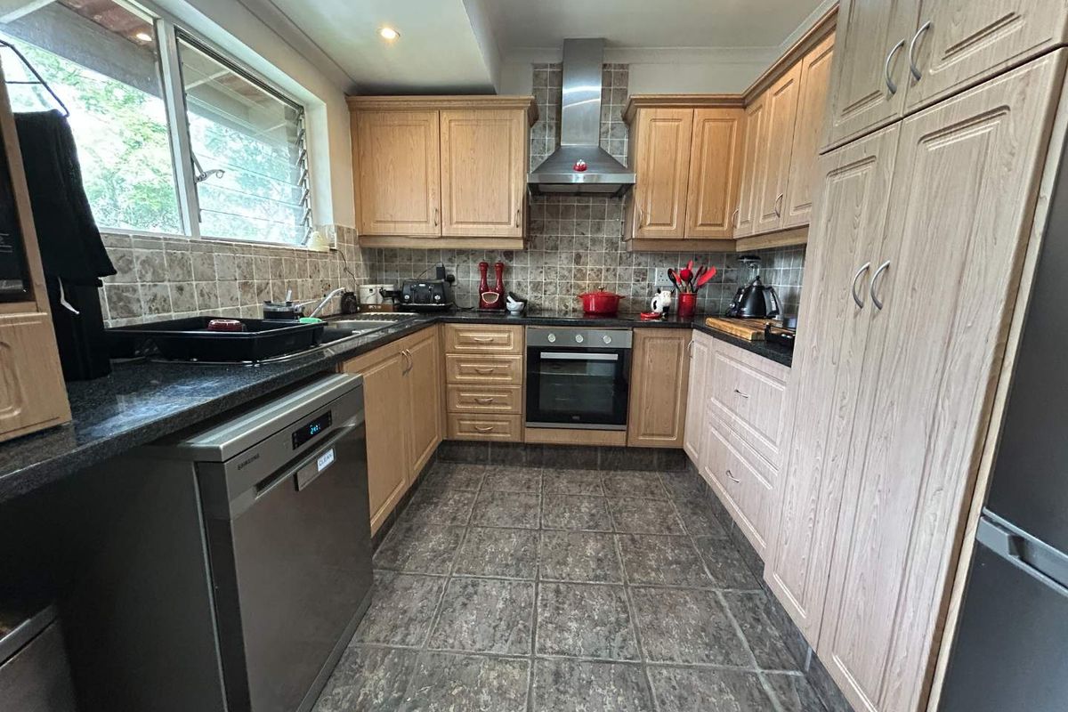 Spacious Classic Kloof Apartment in Maytime Area for Rent - Photo 5