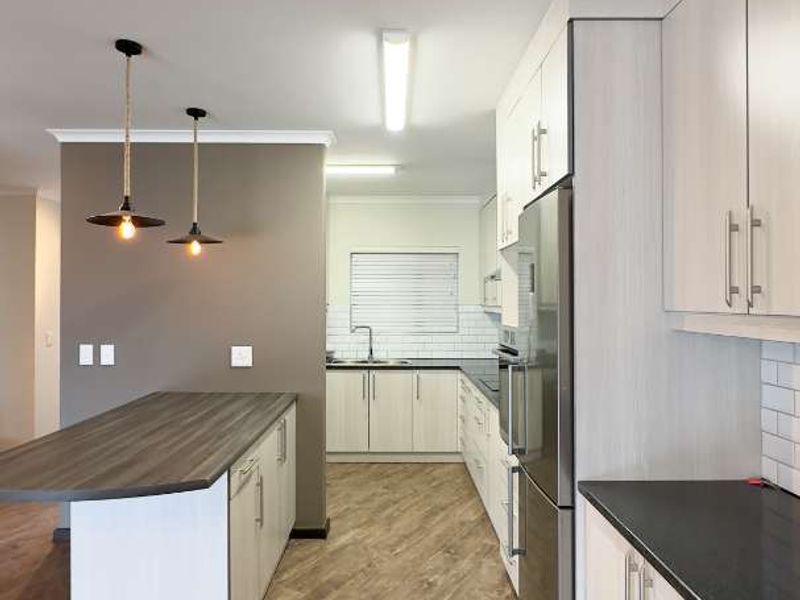 Luxurious 3-Bedroom Apartment with Sea View - Photo 4