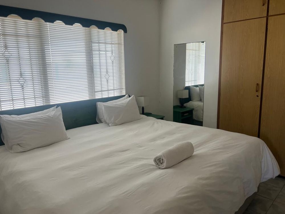 Standard double bedroom with built-in cupboards
