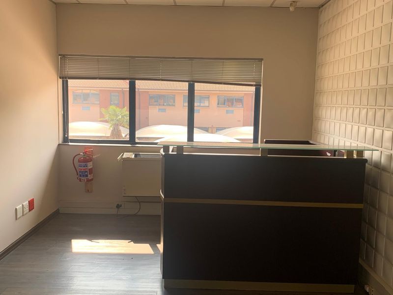 404m2 Office Space To Let | 39 Empire Road, Parktown - Photo 4
