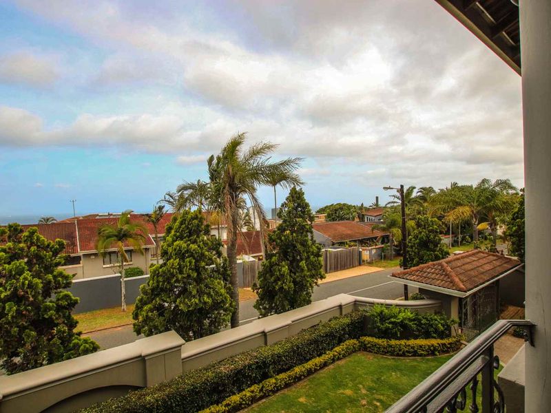 State of the art  mansion in magnificent Milkwood Drive. - Photo 8