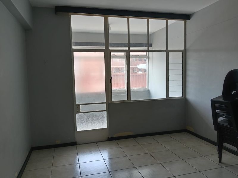 ONE AND HALF BEDROOM FLAT IN SUNNYSIDE. - Photo 7
